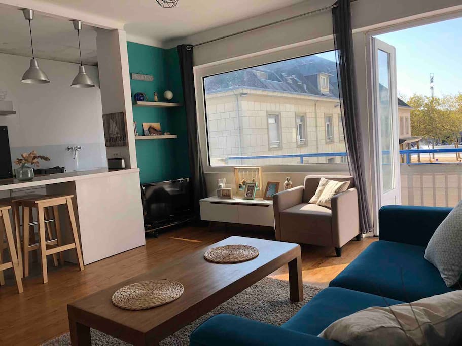 Télévision et décodeur TV Orange à disposition. Très bonne connexion wifi dans l’appartement.