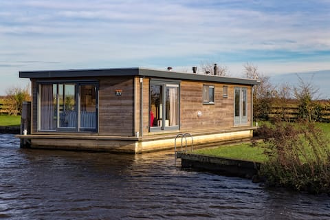 Houseboat in beautiful Friesland
