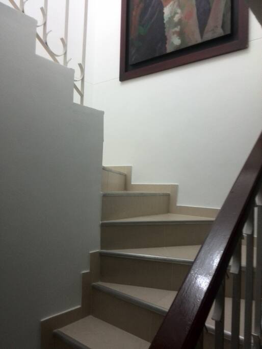 escalera corta y cómoda para acceder a la habitación