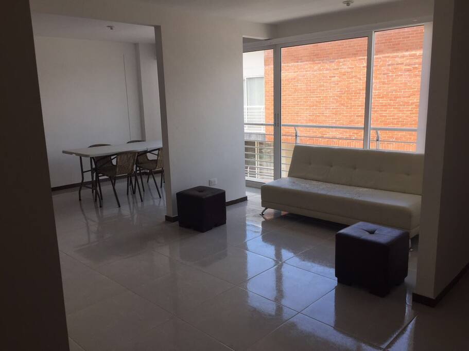 Amplia sala y comedor