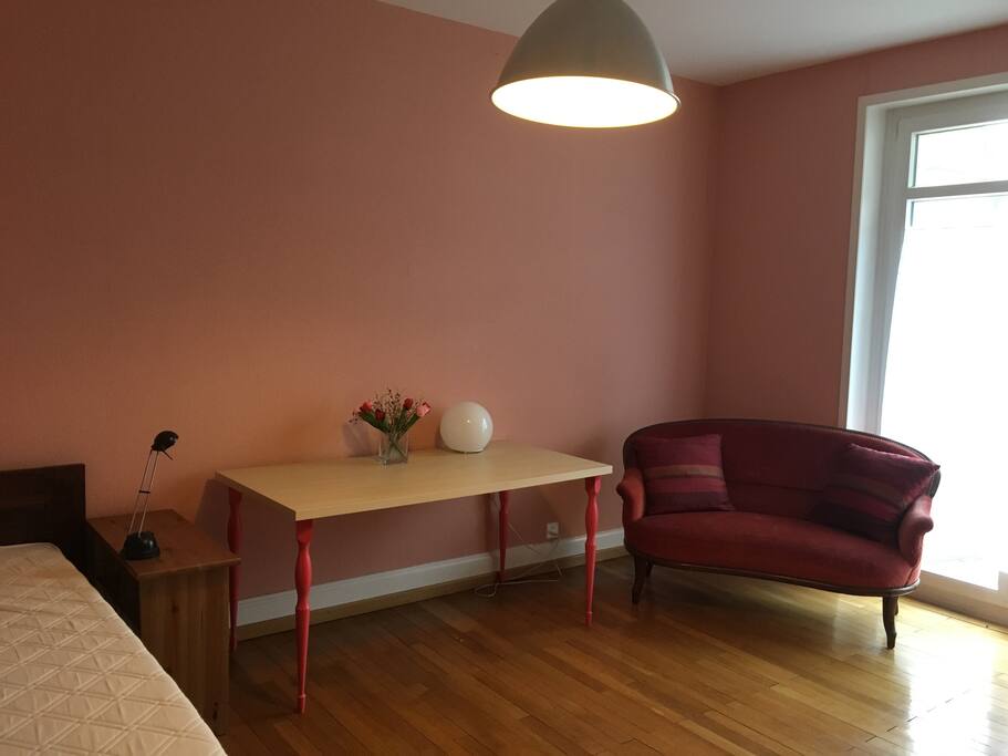 Schlafzimmer mit Grandlit.