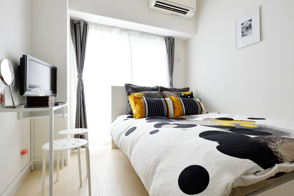 You can relax on the big double bed.