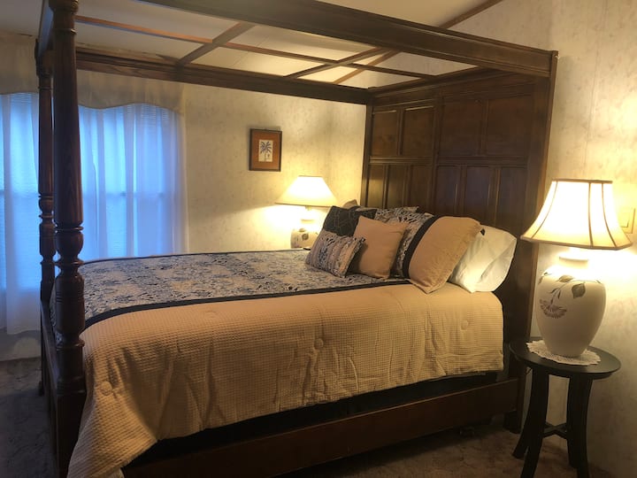 Cama antigua con dosel en el dormitorio principal.
