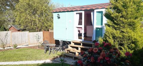 Self-contained Shepherd's Hut with private garden
