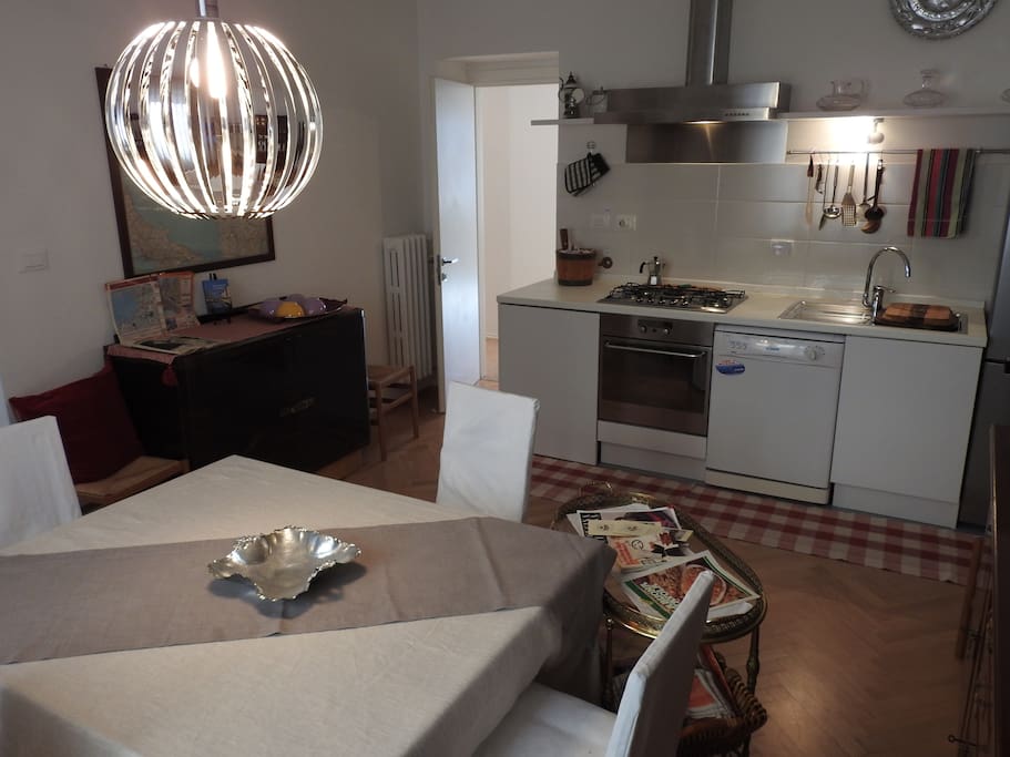 Dining area and studio kitchen. Area pranzo e cucina a vista