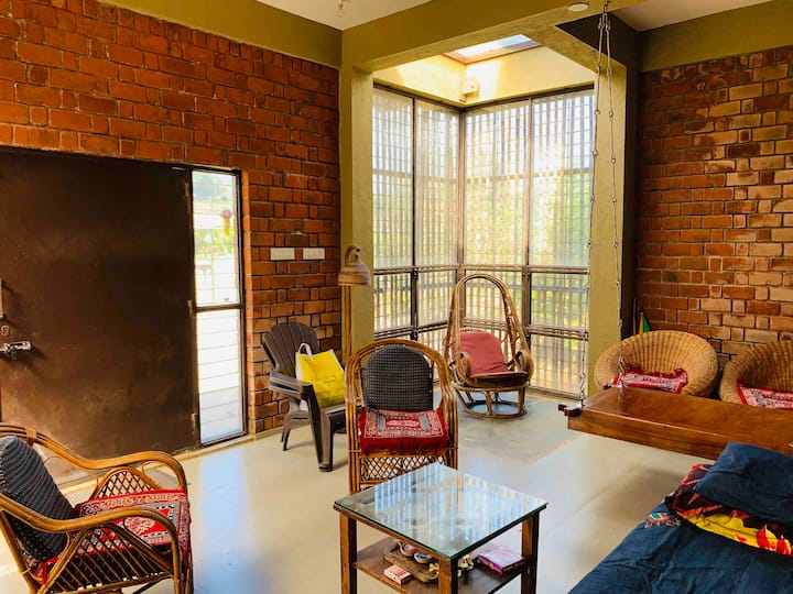 منظر لمغادرة الغرفة من جانب المطبخ.
منذ فبراير 2022، تم إزالة الزولا 