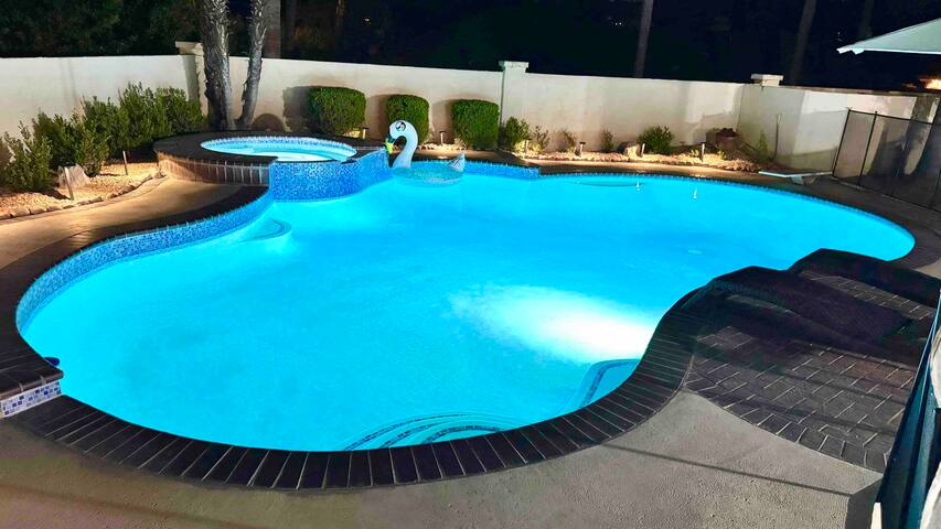 Luxury home with pool & Jacuzzi gallery image 3