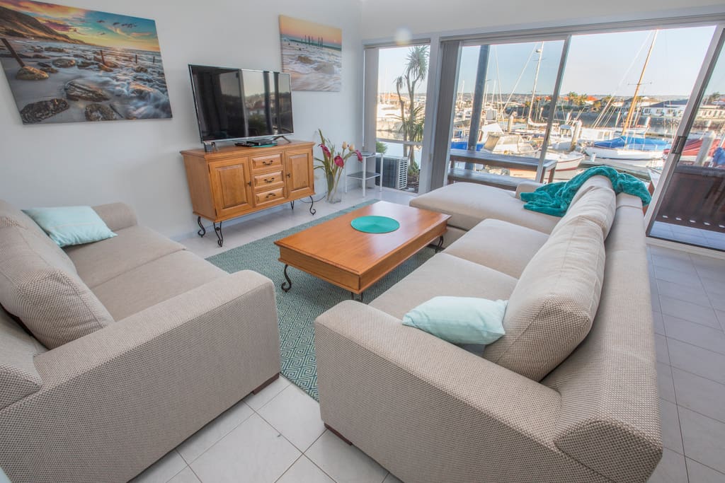 Comfortable new lounge for six