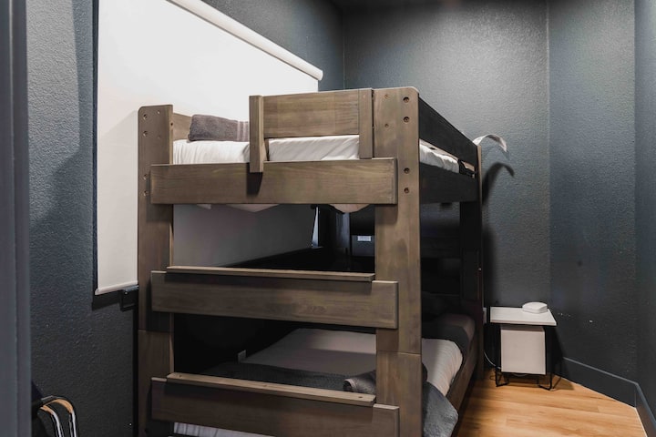 7th Bedroom

✔Twin bunk bed
✔Nightstand
✔Mounted clothes rack
