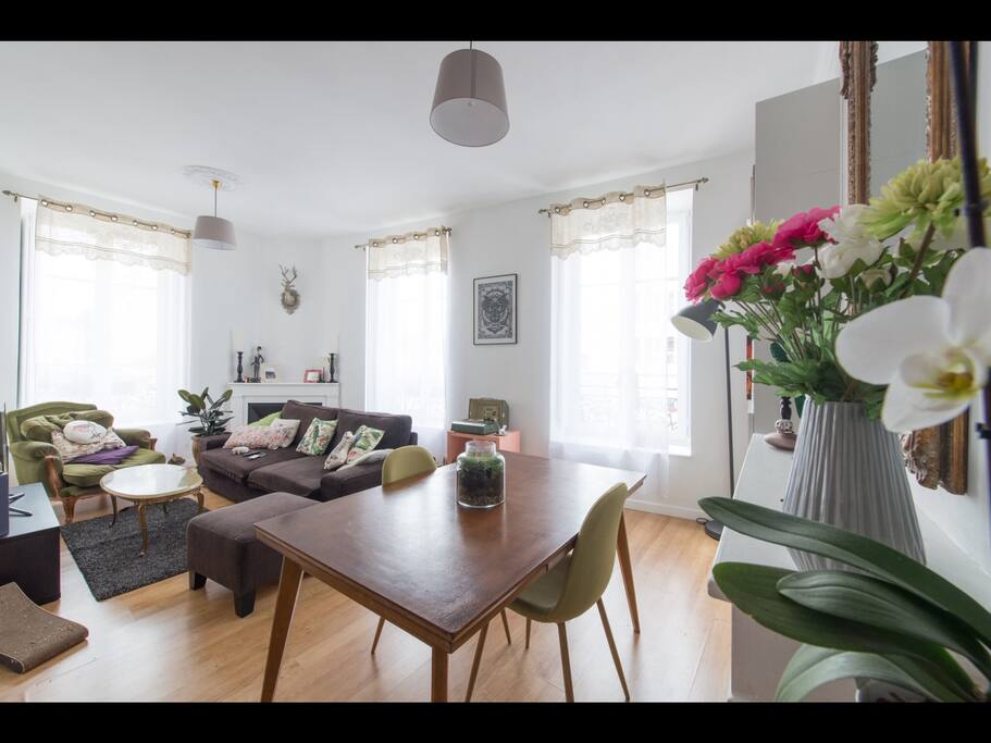 Séjour très lumineux avec trois fenêtres, volets intérieurs et rideaux voilage. Canapé lit deux places dépliant, table à manger, TV, internet, platine vinyles...