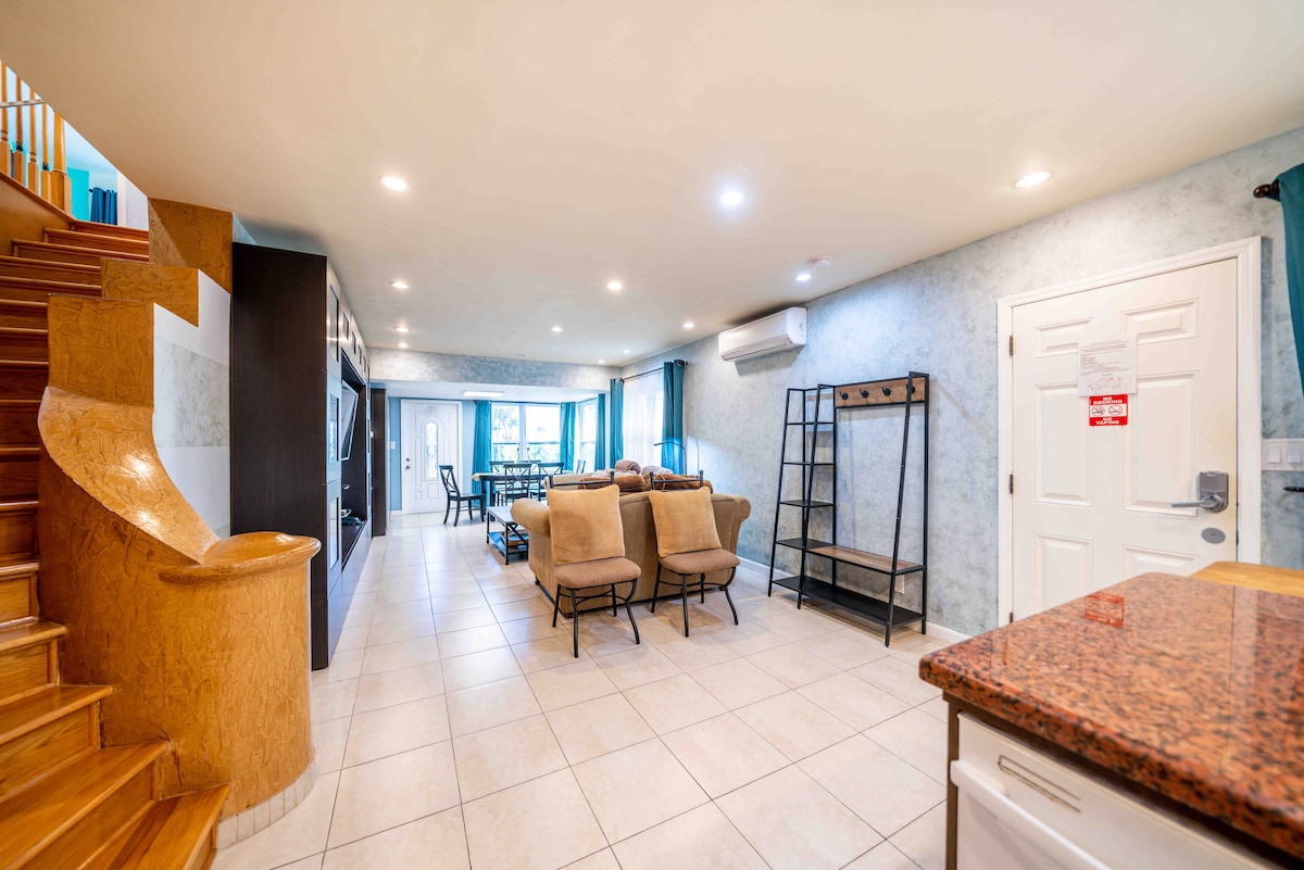 Popular Airbnb listing: Beachfront 2 Story/3BRM/3BA/2 O. View Ter./Parking in Hollywood