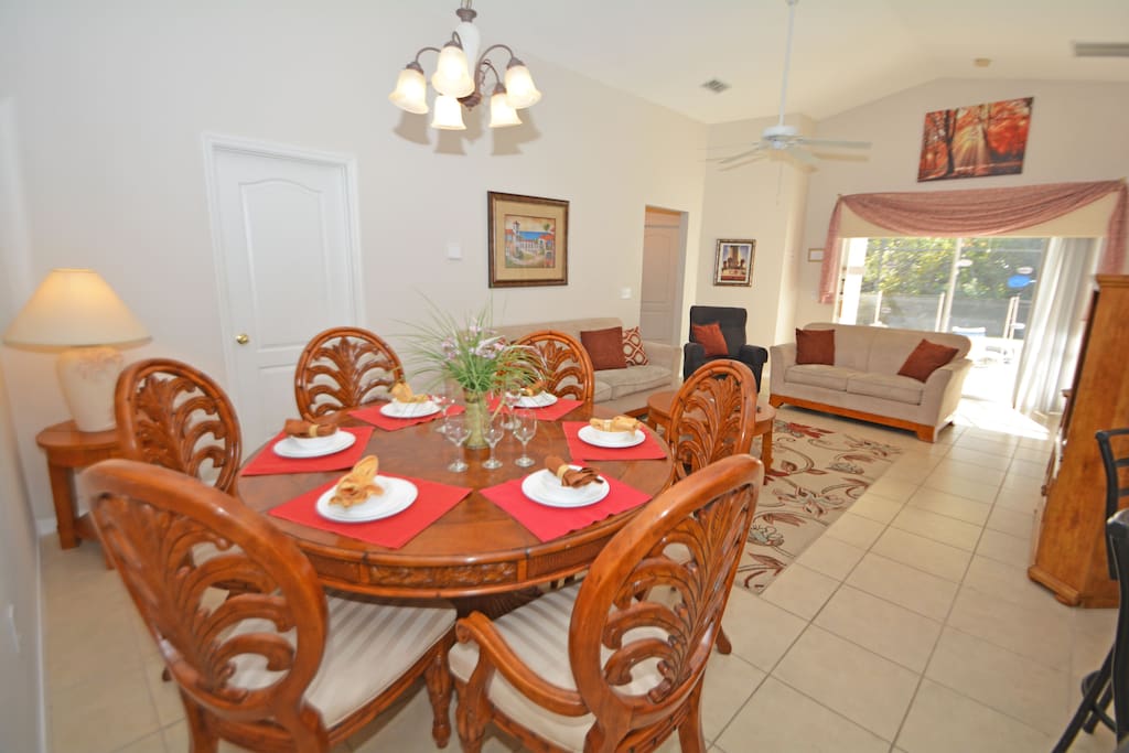 Living area, view to the pool