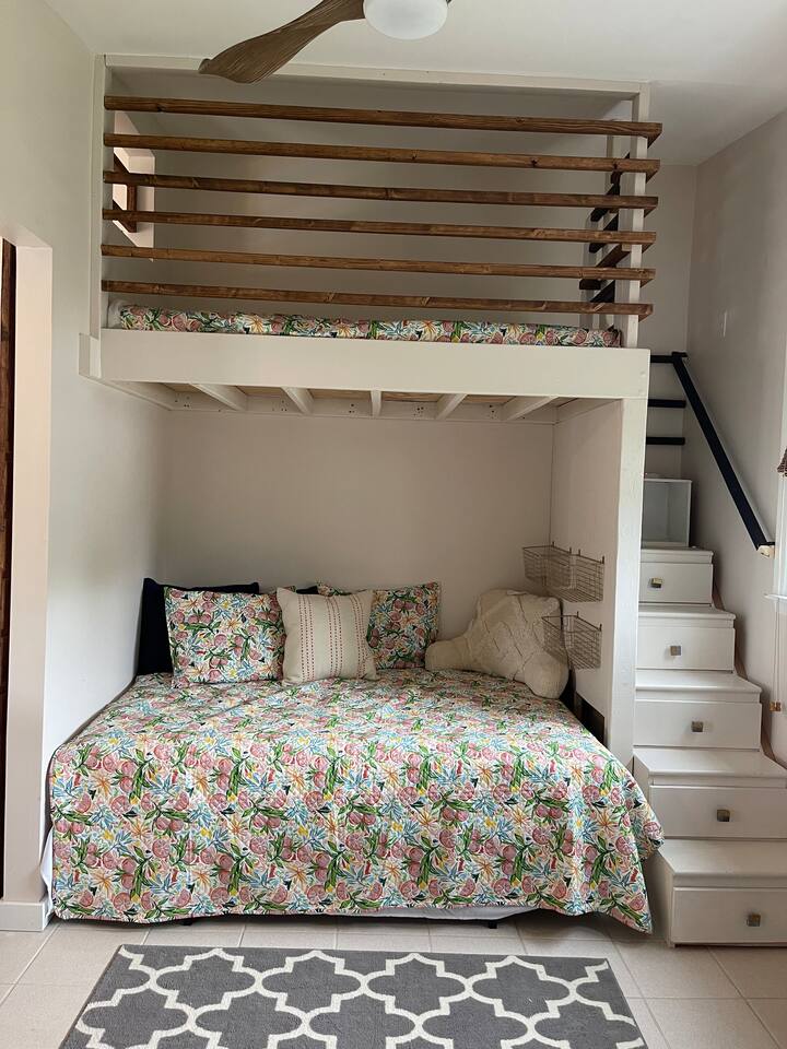 هذه الغرفة منفصلة عن غرفة المعيشة بأبواب خشبية جميلة. يحتوي على سريرين مفردين فوق سرير كامل. 