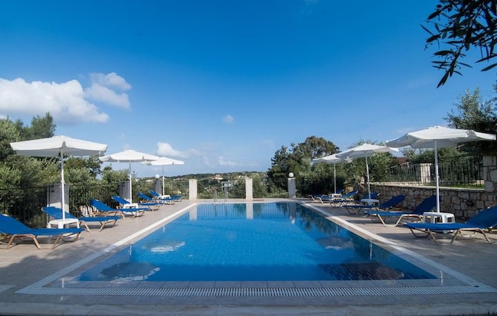 R 501 Zefyros Apartment With Shared Pool - 자퀸토스