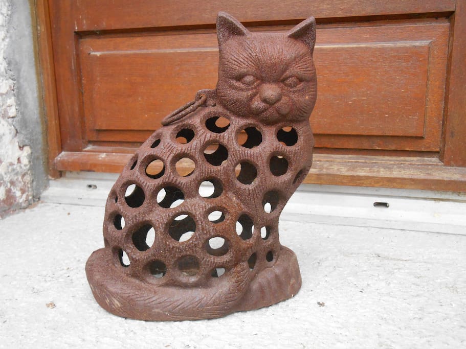 Le chat assis
