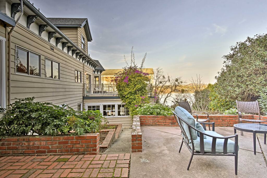 You'll have sweeping views of the Carquinez Strait and 2,000 square feet of elegant living space.
