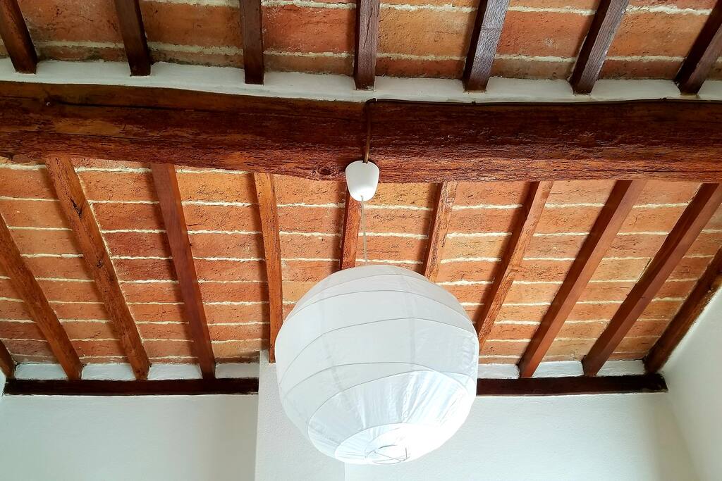 Tradizionale e bellissimo soffitto con travi in legno