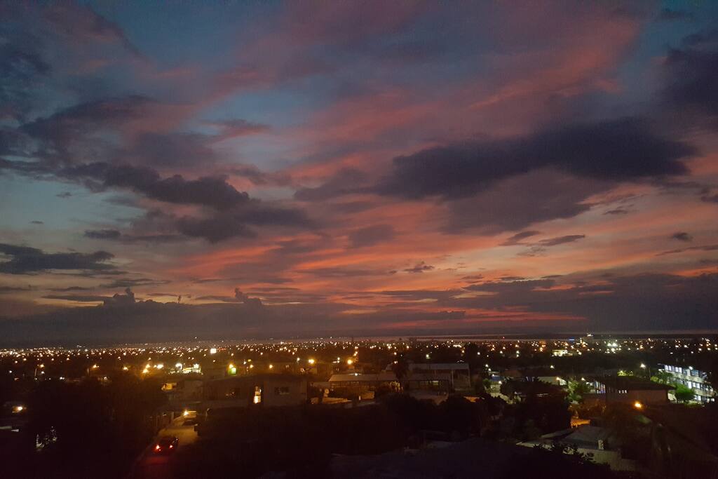 Los Atardeceres mas hermosos y pintorescos que te puedas imaginar... casi todas las estaciones del año visto desde la Terraza Planta Alta