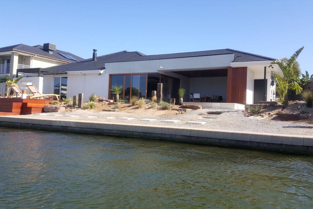 Sanctuary Lakes you can go for a paddle in our canoe and enjoy the resort living