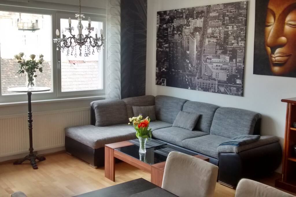 comfortable neue Couch mit Flat TV 55"