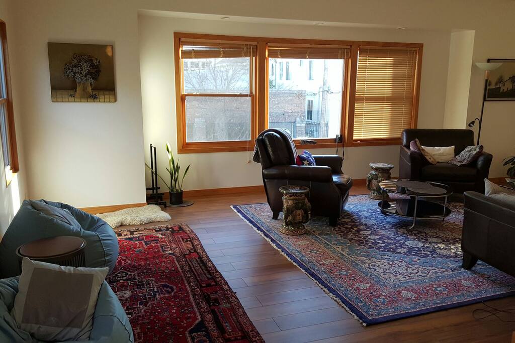 Airbnb Top Floor Uptown 1-6 Guests, one parking