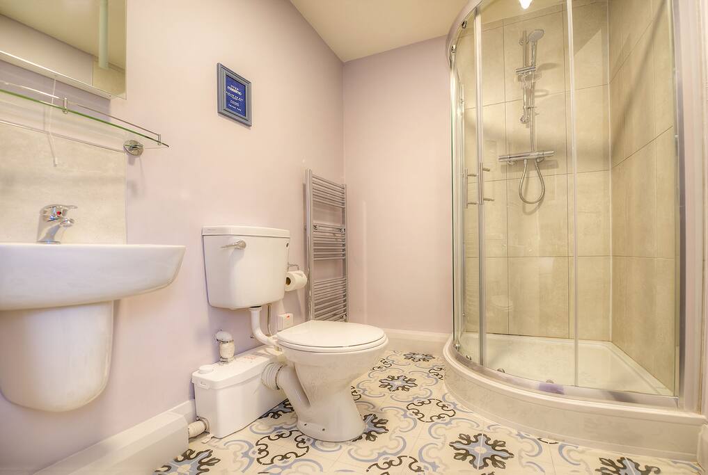 Room 6 Bathroom