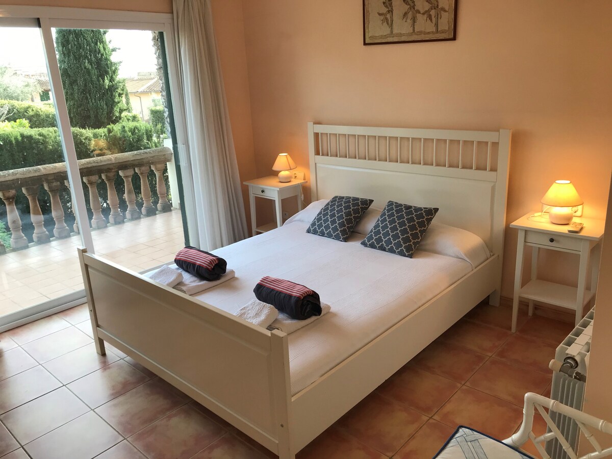 غرفة نوم رئيسية بحمام داخلي.