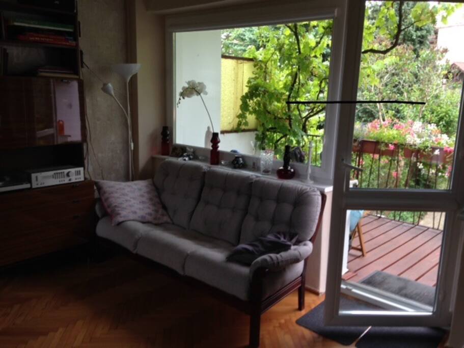 częsć living-roomu od strony poludniowej. w razie niepogody - dobre miejsce na wspólne przebywanie w gronie rodzinnym.można pograć w scrabble, posluchać muzyki albo poczytać ciekawą książkę ze zbiorów Dziadka Franka