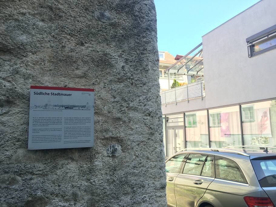 Stadtmauer mit Hinweisschild