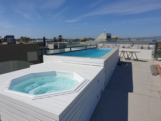 Beach Penthouse – Rooftop BBQ & Jacuzzi gallery image 3