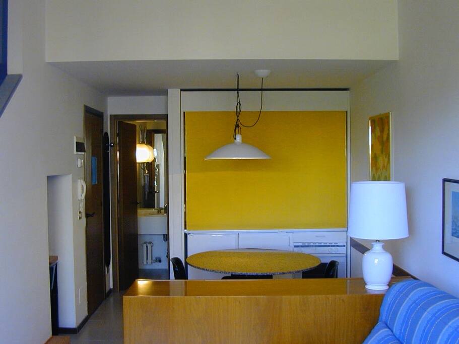 Tavolo, cucina chiusa, porta bagno con vasca