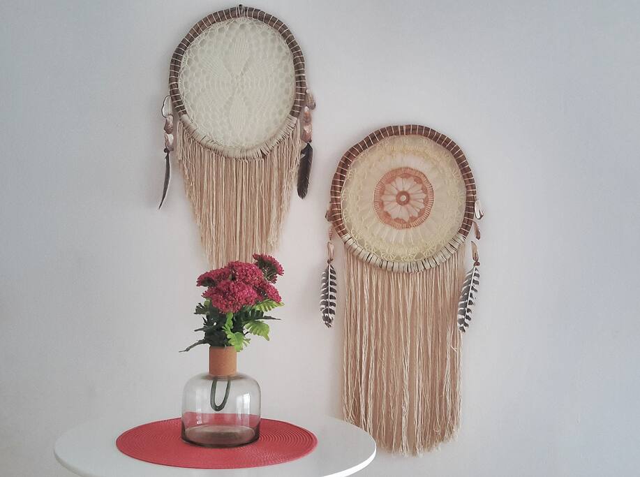 Tenemos decoración que mezcla artesanías mexicanas y modernismo