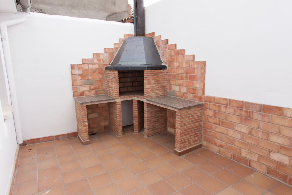 UNO DE LOS APARTAMENTOS TIENE BARBACOA