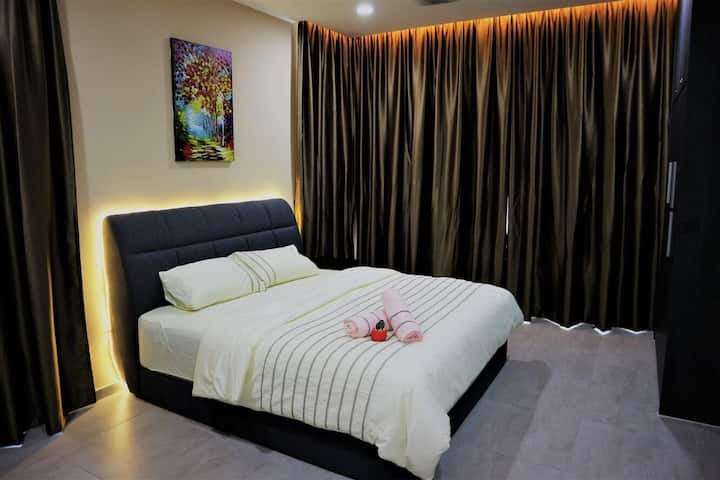 СПАЛНЯ 1:
суперголямо двойно легло с 14 - инчов матрак MyLatex 十四寸高的双人床垫
Юрган и 4 възглавници
 棉被和四个枕头Гардероб със закачалки 壁橱和挂衣架
Работна маса и 书桌和椅子стол
1.0hp Daikin климатик 1.0
Вентилатор на马力冷气机 тавана на
 风扇KDK 2 кърпи 两件毛巾
