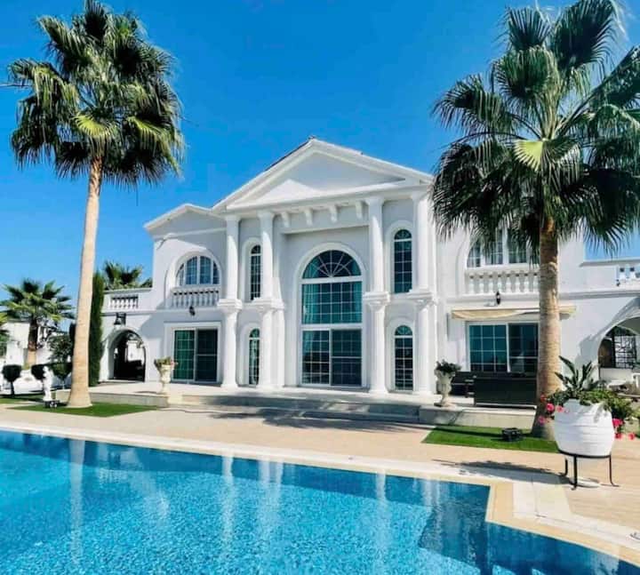 Amazing 6 bedroom villa with private pool