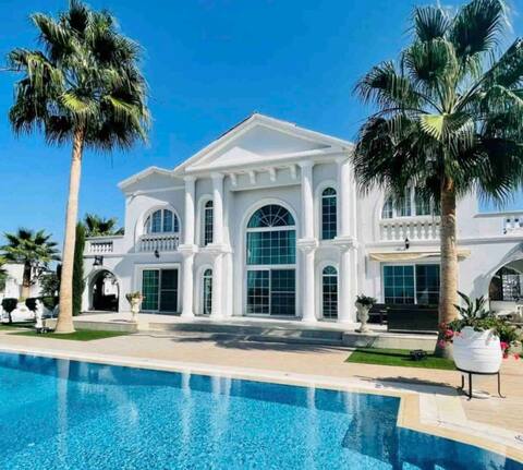 Amazing 6 bedroom villa with private pool