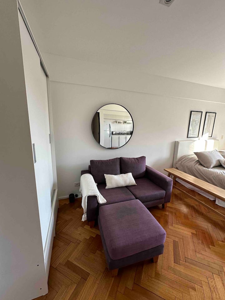 Kitnet com varanda ampla em Colegiales