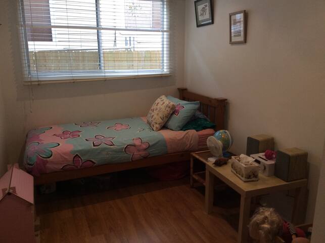 Comfortable family home minutes from beach & lake gallery image 5