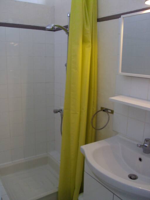 salle d'eau dans la chambre