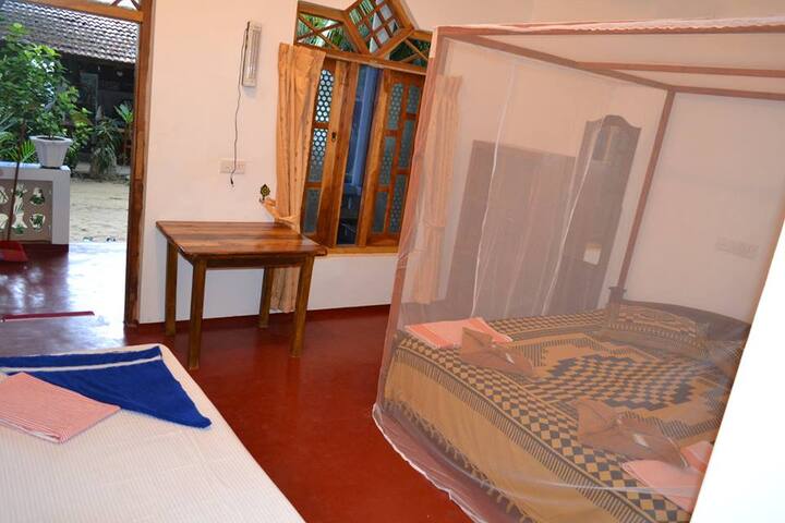 Sea Rock Beach Hotel (Deluxe A/C Triple Room)