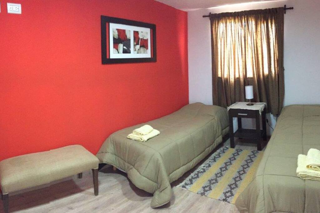 Dormitorio con dos soumier individuales.