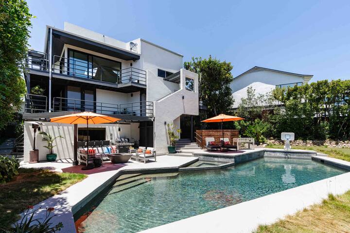 Sophisticated Designer Home w/ Guest House & Pool! gallery image 4