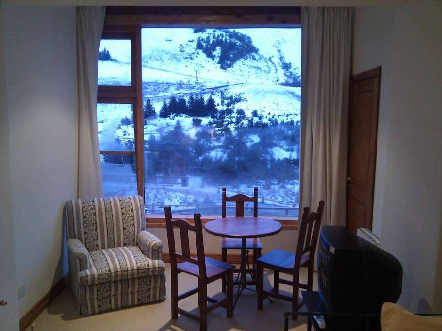 Habitación con vista al Cerro Catedral. En el cuerpo principal del hotel (PB). Acceso al SPA sin salir al exterior y a pocos metros.
Room view to Cerro Catedral Ski tracks. Into the Hotel Main Body (ground floor). Direct access to the SPA facilities.