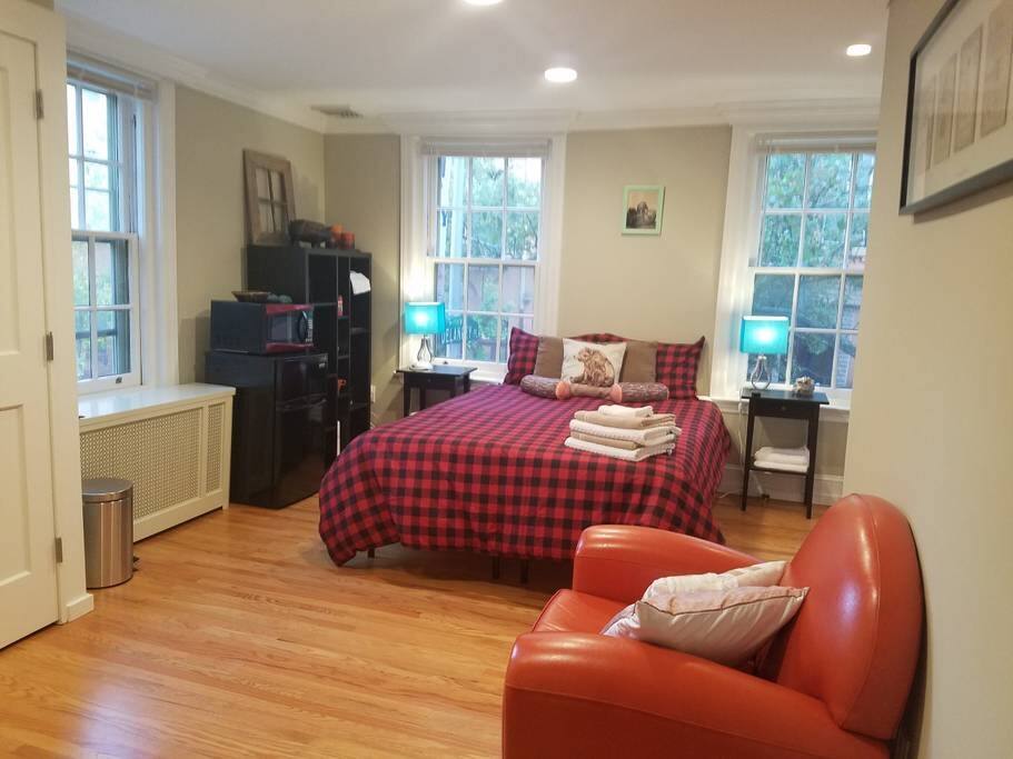 Spacious, bright room in Rittenhouse Square