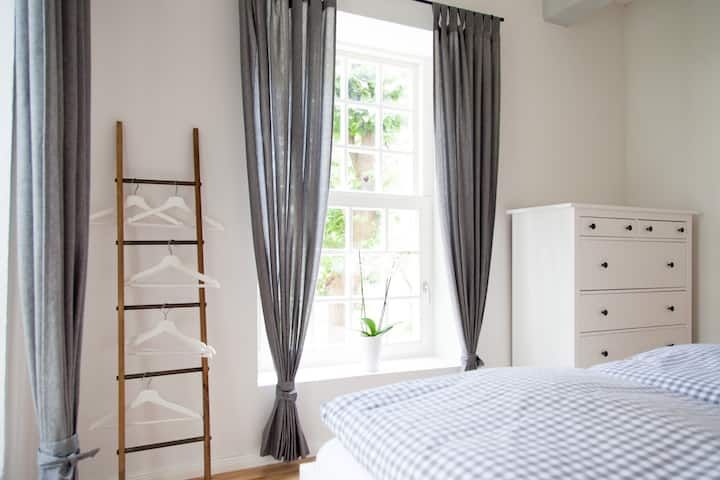 Spálňa pre rodičov s výhľadom na neupravenú prírodu.