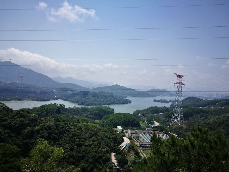 附近山顶的景色