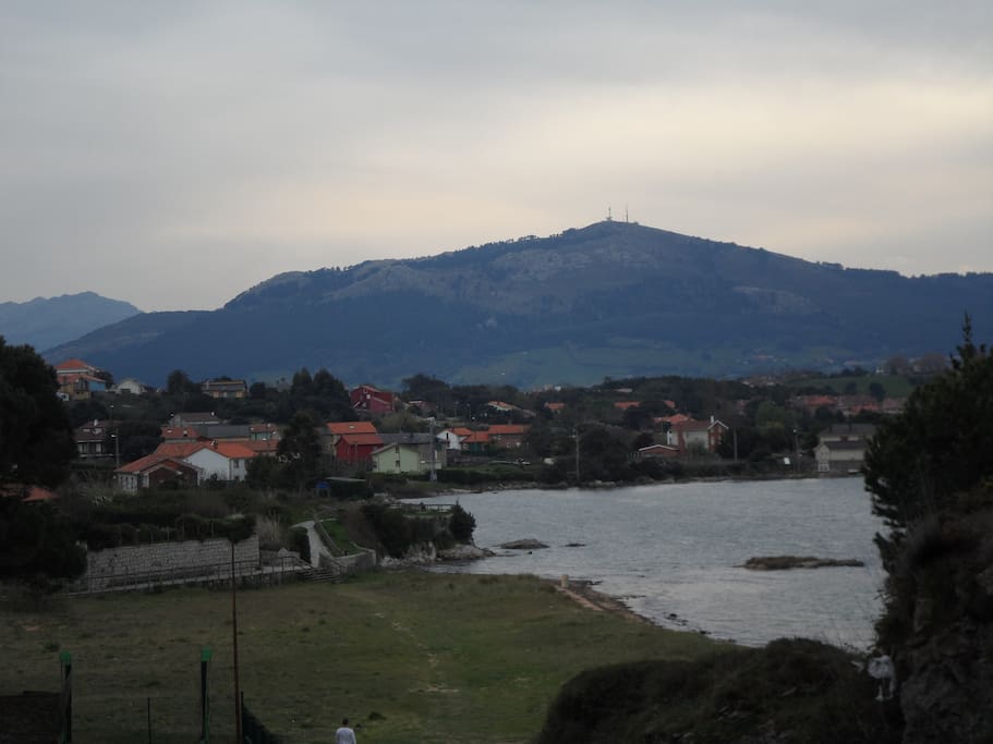 Vista del pueblo, playa de Pedreña y al fondo Peña Cabarga desde la habitación