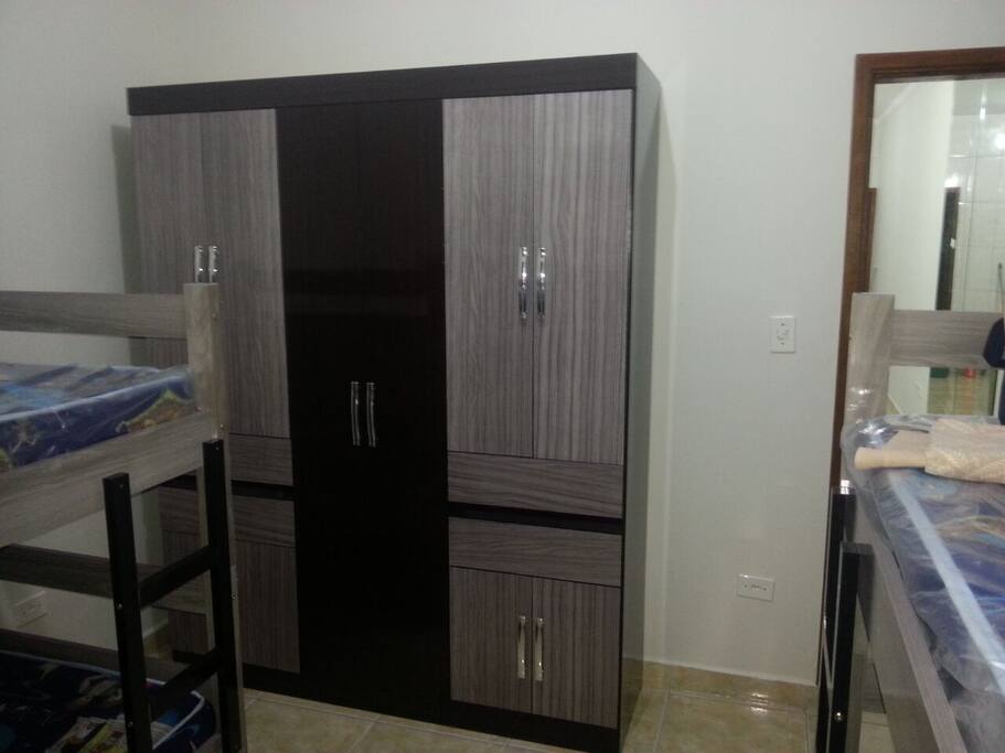 Quarto com 2 beliches + 2 colchões extras.