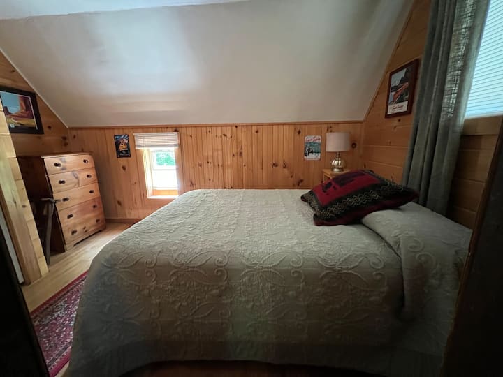 חדר שינה ראשי בקומת הקרקע עם מיטה בגודל מלא