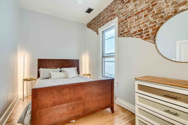 Мајсторот е шармантно место за одмор со оригинални дрвени подови, откриени тули и природна светлина.